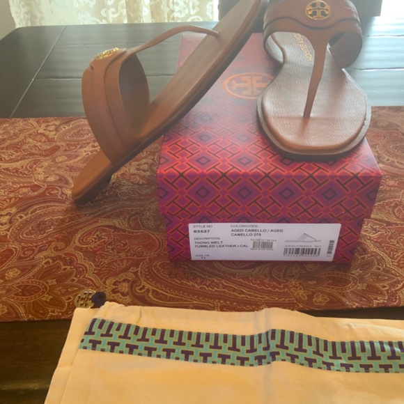 TORY BURCH Carson Aged camello SANDAL/Sz 11, BNIB, MSRP $198 Includes dustbag - Picture 2 of 3